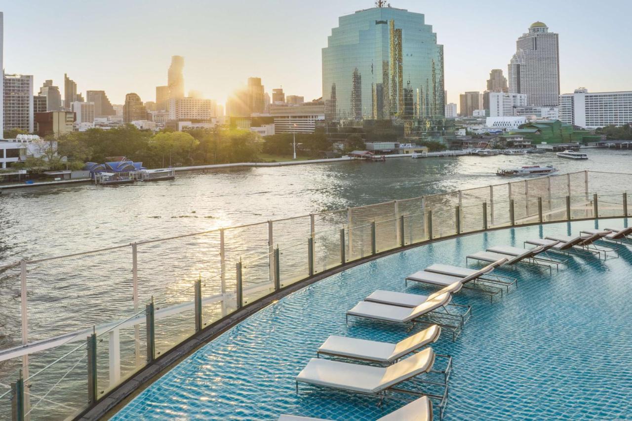 découvrez notre piscine sur le toit à bangkok, un oasis de détente offrant des vues imprenables sur la ville. profitez d'un cadre luxueux pour vous rafraîchir et vous relaxer après une journée d'exploration. idéal pour se détendre et savourer des moments inoubliables.