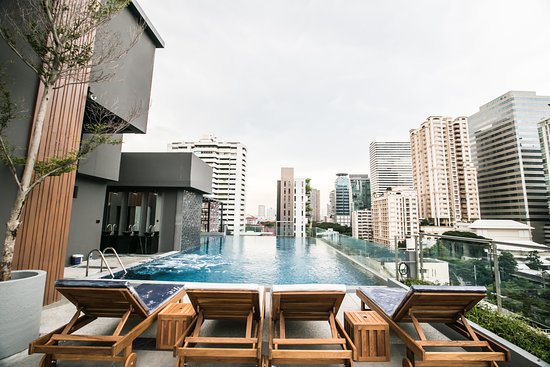 découvrez notre piscine sur le toit à bangkok, un oasis de détente au cœur de la ville. profitez de vues imprenables, d'une atmosphère relaxante et d'un service exceptionnel. idéal pour se rafraîchir et se ressourcer après une journée d'exploration.