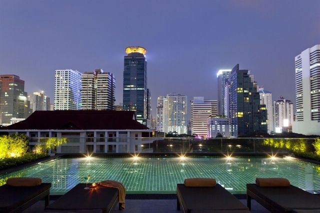découvrez notre magnifique piscine sur le toit à bangkok, un oasis de détente offrant des vues panoramiques sur la ville. profitez d'un cadre idyllique pour vos après-midis ensoleillés et vos soirées romantiques. plongez dans une expérience unique au cœur de la métropole thaïlandaise.