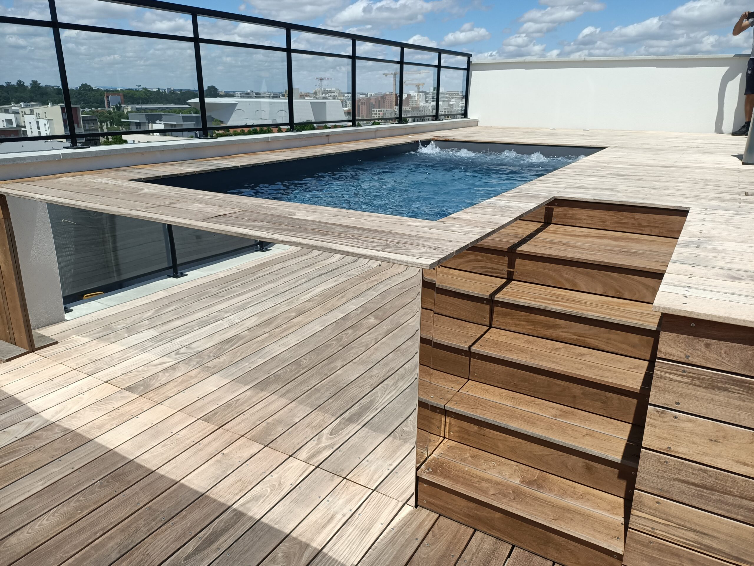 découvrez les plus belles piscines sur les toits de paris, offrant une vue imprenable sur la ville lumière. profitez de moments de détente et de luxe au cœur de la capitale française.