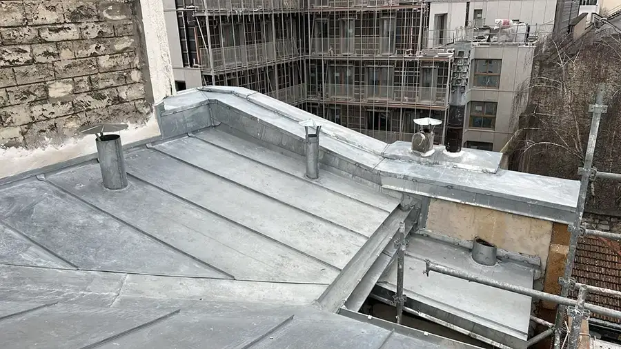 découvrez notre expertise en couverture avec la pointe de toit en zinc, alliant esthétique et durabilité. idéale pour protéger votre maison, cette solution assure une finition élégante et résistante aux intempéries. informez-vous sur ses avantages et optez pour une installation professionnelle.