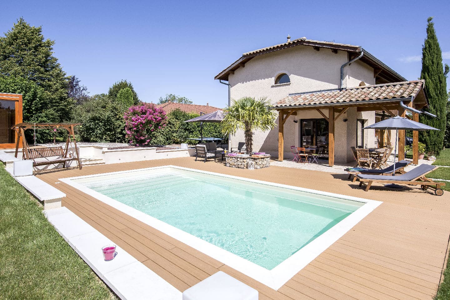 découvrez notre pool house en béton, alliant modernité et fonctionnalité. profitez d'un espace extérieur élégant, idéal pour se détendre, recevoir et profiter de votre piscine tout en bénéficiant d'une structure durable et facile d'entretien.