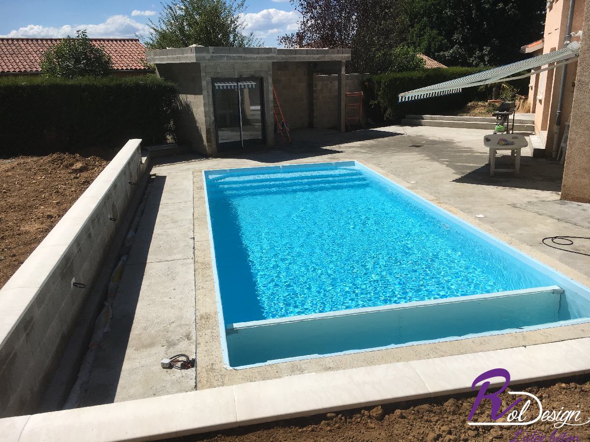 découvrez nos modèles de pool house en béton, alliant esthétisme et durabilité. créez un espace de détente et de convivialité au bord de votre piscine, avec des designs modernes et personnalisables pour tous vos besoins. transformez votre extérieur en un lieu privilégié pour se relaxer et recevoir.