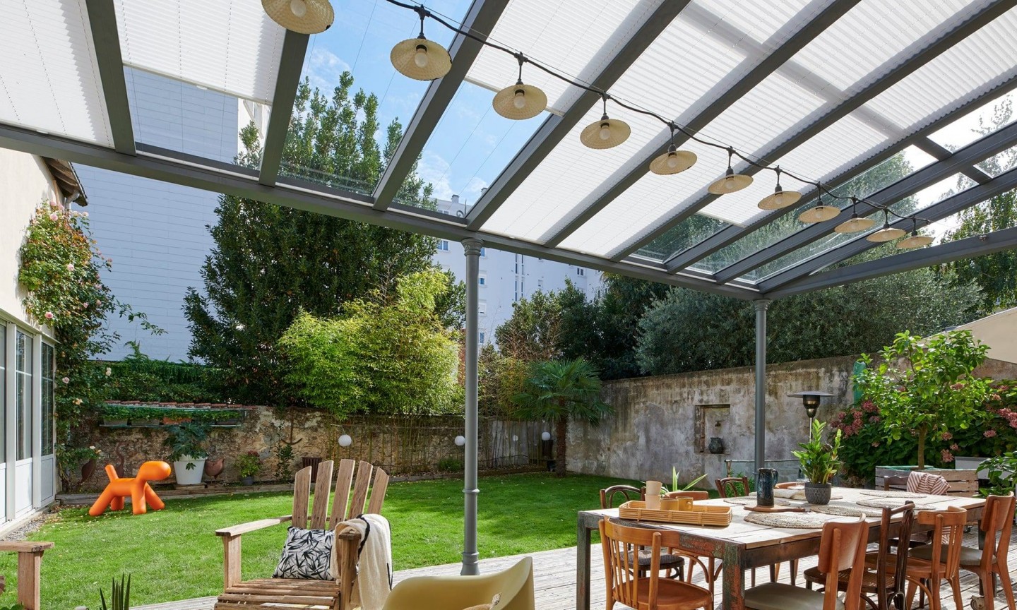 découvrez les meilleurs prix pour des pergolas vitrées de qualité. profitez d'un espace extérieur unique et esthétique tout en restant protégé des intempéries. comparez les offres et trouvez la pergola vitrée qui embellira votre jardin à un prix abordable.