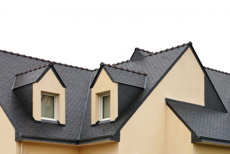 découvrez les différences de coûts entre une toiture plate et une toiture en pente. analysez les avantages et inconvénients de chaque option pour faire le meilleur choix pour votre projet de construction ou de rénovation.