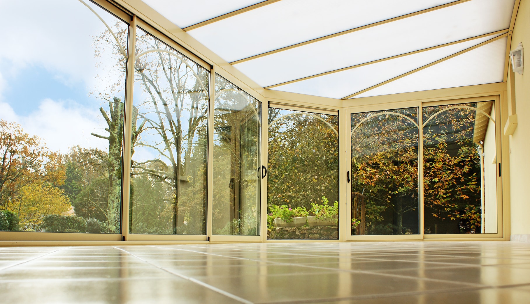 découvrez nos conseils et astuces pour estimer le prix des volets roulants pour véranda. comparez les modèles, matériaux et devis pour faire le meilleur choix et améliorer le confort de votre espace.