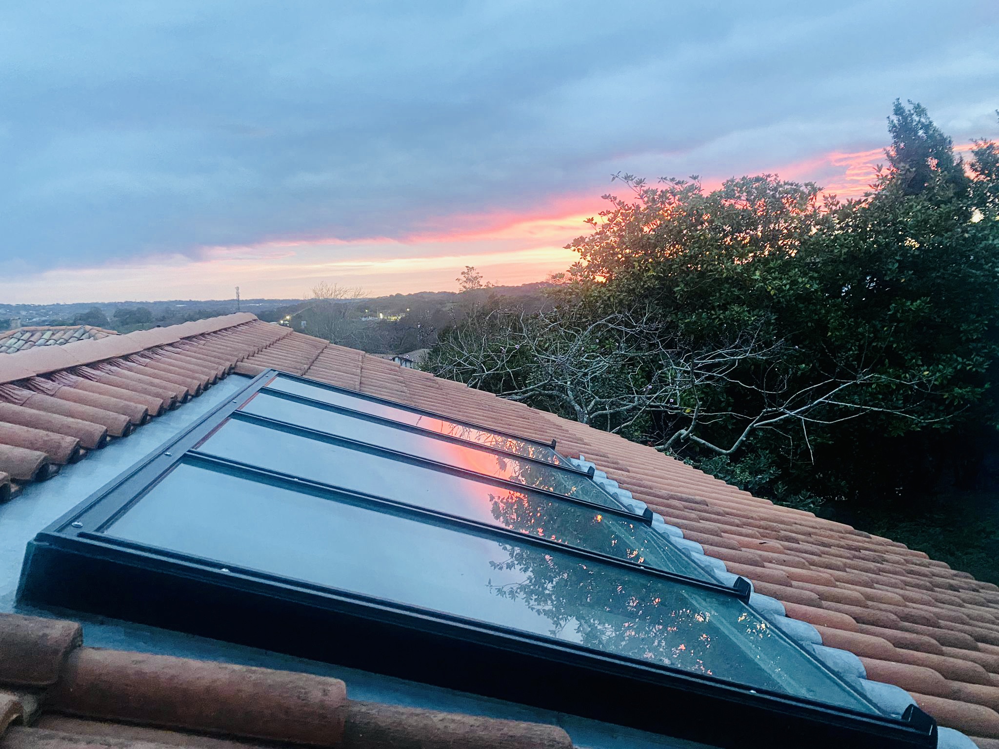 découvrez comment un puits de lumière pour toiture peut transformer votre espace en apportant une lumière naturelle abondante. idéal pour augmenter la clarté et l'ambiance de vos pièces tout en réduisant le besoin d'éclairage artificiel, ce système apporte une touche d'élégance à votre maison. apprenez-en davantage sur les avantages, les types de puits de lumière et comment les intégrer efficacement dans votre habitat.