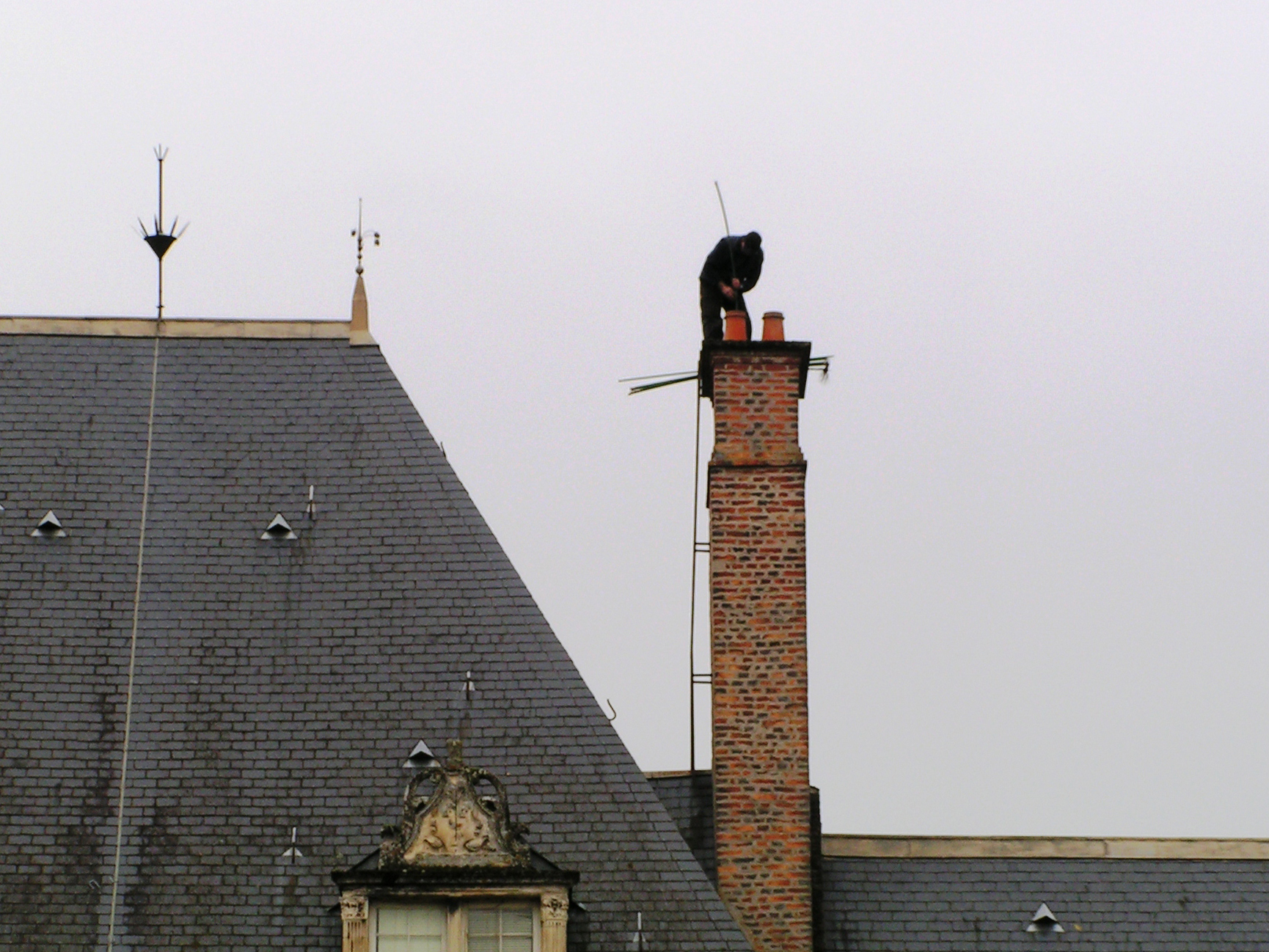 découvrez l'importance du ramonage de toiture obligatoire pour assurer la sécurité de votre maison, prévenir les risques d'incendie et garantir un bon fonctionnement de votre système de chauffage. informez-vous sur les réglementations et les meilleures pratiques pour un ramonage efficace.