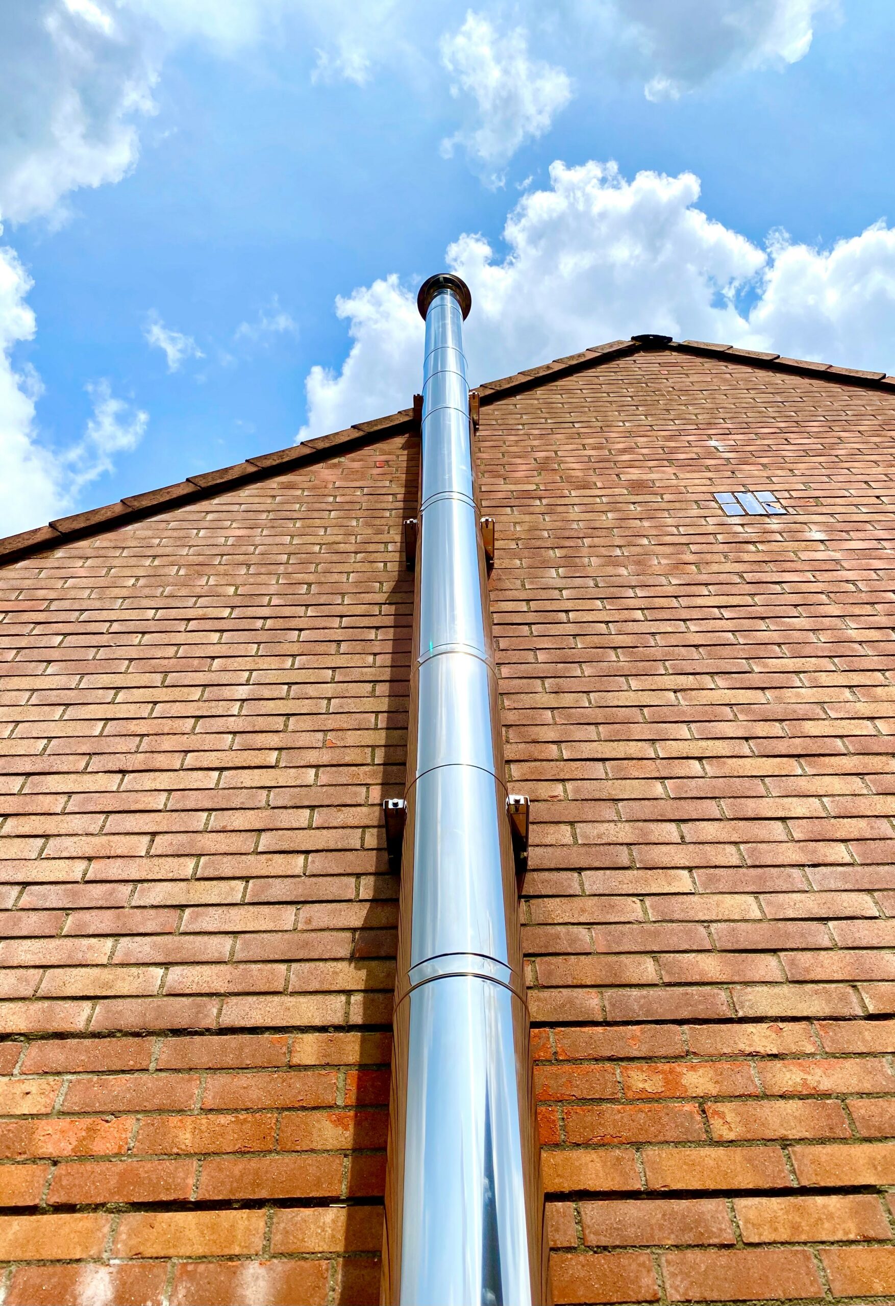 découvrez l'importance du ramonage de toit obligatoire pour garantir la sécurité de votre habitation. protégez votre maison contre les risques d'incendie et d'accumulation de suie grâce à un entretien régulier. informez-vous sur la législation et les meilleures pratiques en matière de ramonage.