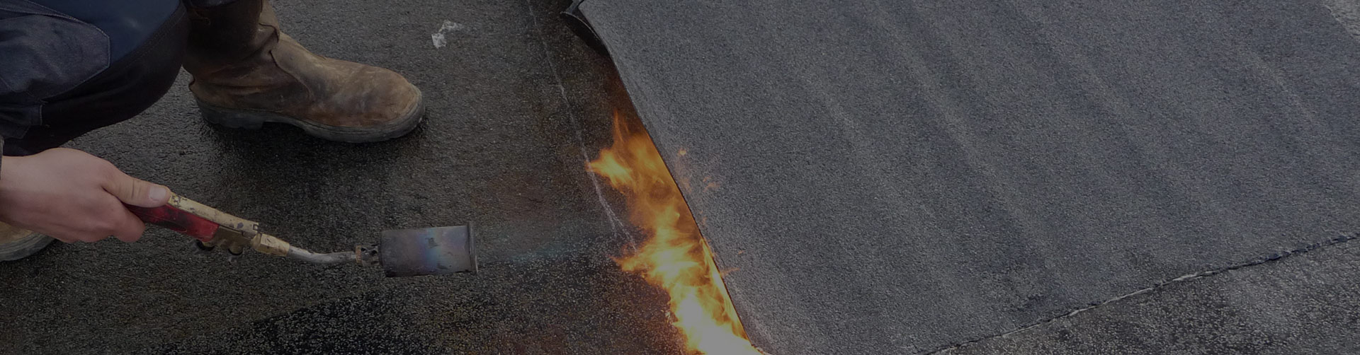 découvrez nos services de réparation de fuites de toit pour protéger votre maison des dégâts des eaux. nos experts qualifiés interviennent rapidement pour identifier et réparer efficacement les fuites afin de garantir votre tranquillité d'esprit.