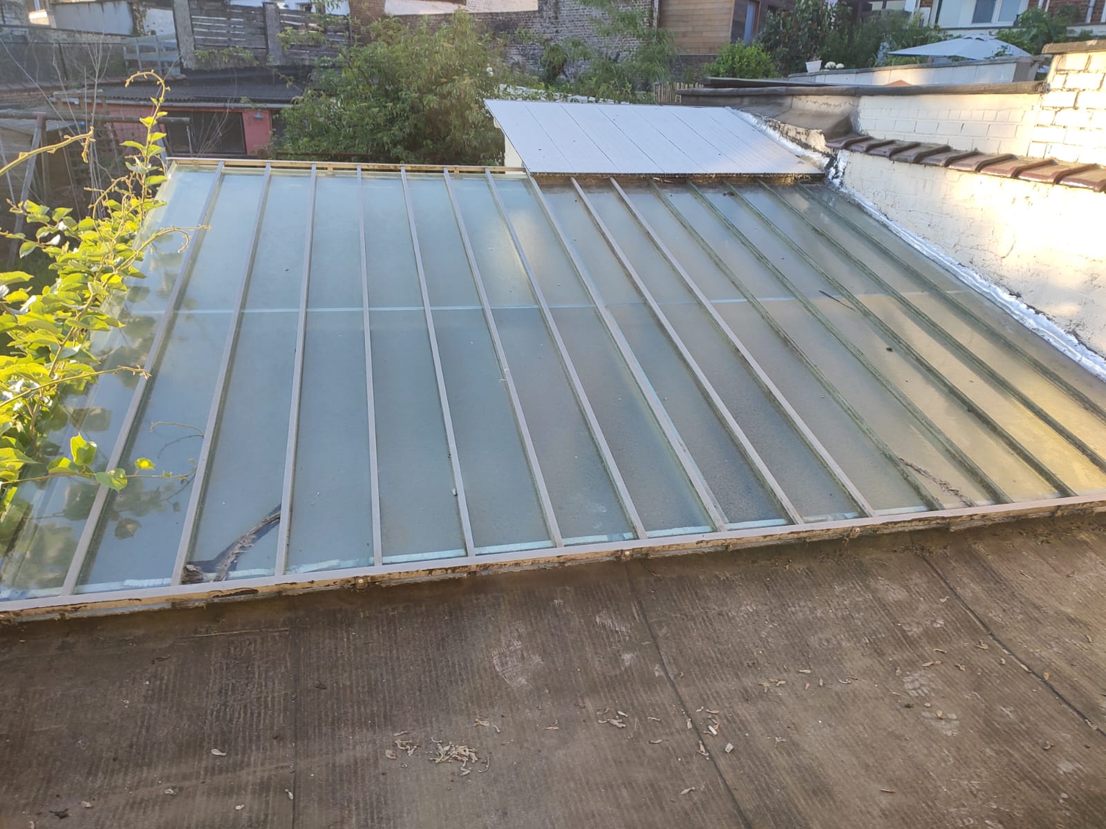 découvrez nos services professionnels pour la réparation de toits plats. protégez votre maison des fuites et des dommages avec nos solutions durables et efficaces. contactez-nous pour un devis gratuit!