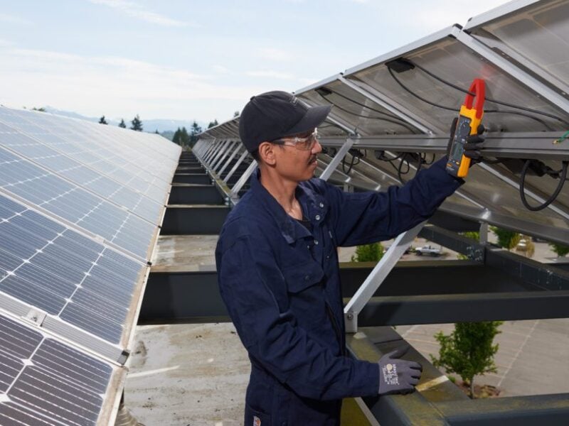 découvrez les risques associés à l'installation d'un toit photovoltaïque, de la sécurité structurelle aux impacts environnementaux, pour une transition énergétique réussie et sans surprises.