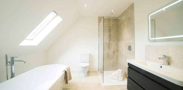découvrez des solutions design et pratiques pour aménager votre salle de bain sous pente. optimisez l'espace avec style tout en alliant confort et fonctionnalité, pour un espace de détente unique.