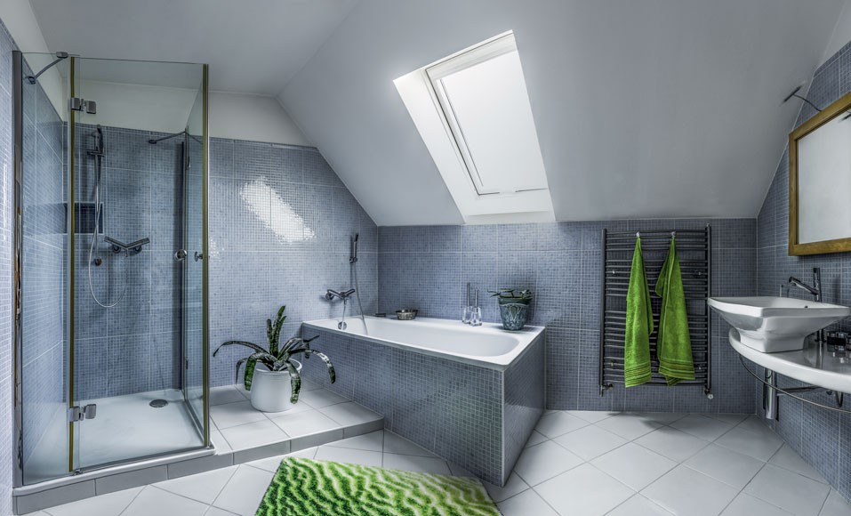 découvrez comment aménager une salle de bain sous pente avec style et fonctionnalité. profitez de nos conseils et astuces pour maximiser l'espace et créer un environnement relaxant et élégant, même dans les zones les plus difficiles d'accès.