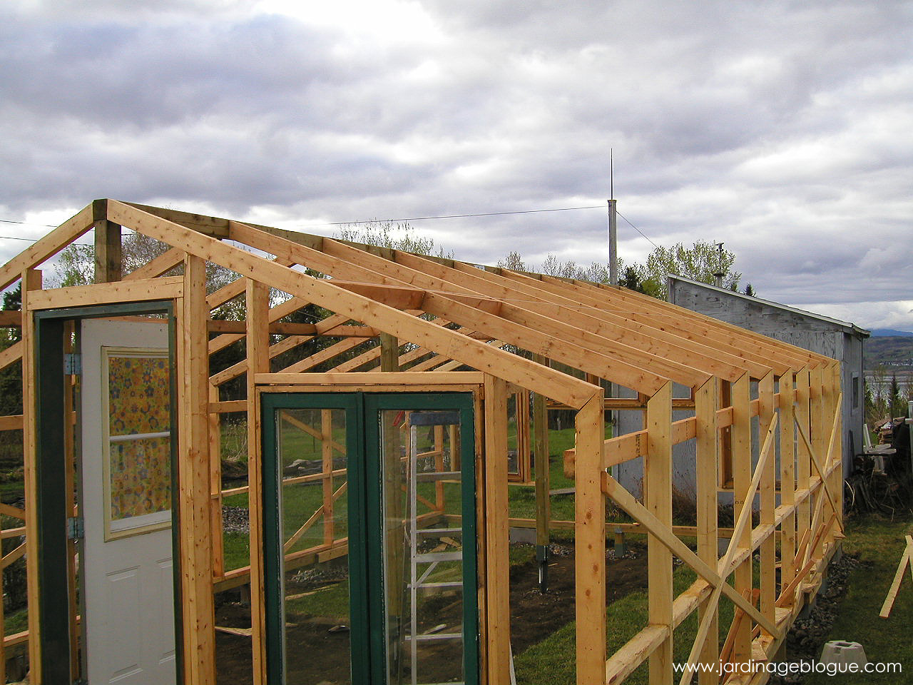 découvrez notre serre toiture, idéale pour cultiver vos plantes tout en profitant de l'ensoleillement naturel. cette solution innovante allie esthétisme et fonctionnalité, permettant une croissance optimale de vos cultures. transformez votre espace extérieur en jardin luxuriant grâce à notre serre toiture.