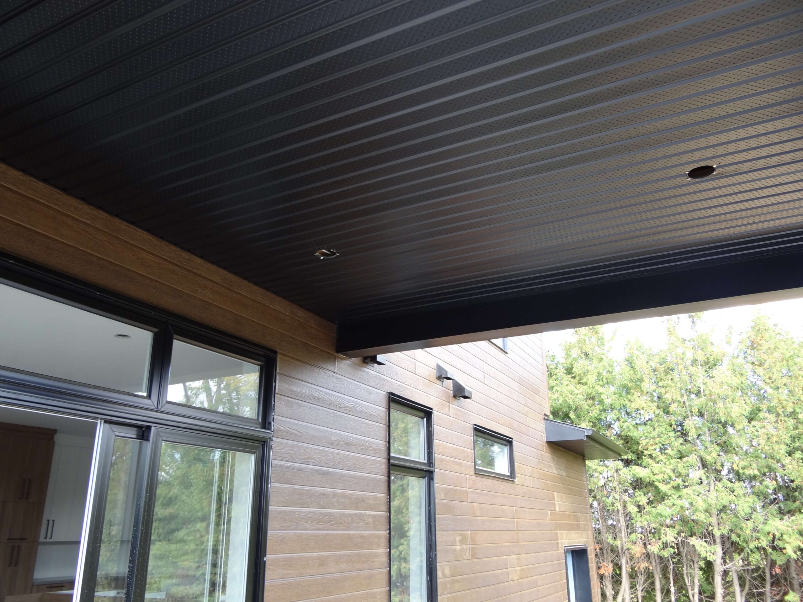 découvrez le soffite, un élément essentiel pour l'esthétique et la ventilation de votre toiture. apprenez à choisir le matériau adapté et à l'installer correctement pour un rendu impeccable et une protection optimale de votre maison.