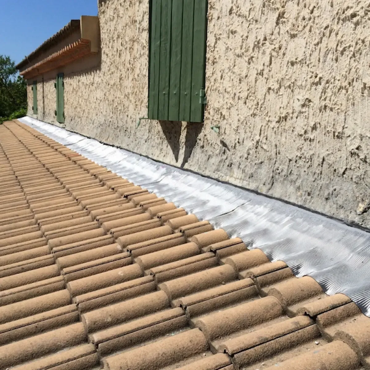 découvrez l'importance des solins de toit pour protéger votre habitation des infiltrations d'eau. apprenez comment bien les installer et entretenir votre toit pour garantir sa durabilité et son étanchéité.