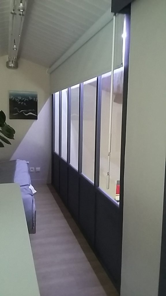 découvrez notre boutique de verrières au style contemporain, idéales pour apporter lumière et élégance à votre espace. explorez notre sélection de modèles sur mesure pour optimiser votre intérieur tout en préservant l'intimité. transformez votre chez-vous avec nos verrières de qualité.