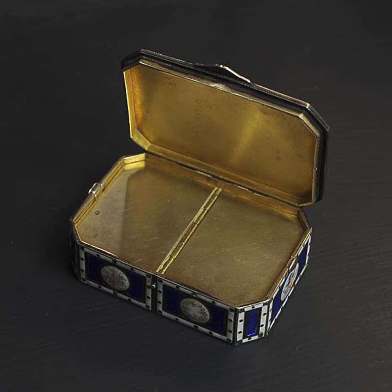 découvrez l'art de la tabatière, un accessoire élégant et pratique pour les amateurs de tabac. explorez son histoire, ses styles et comment choisir la tabatière parfaite pour vos besoins.