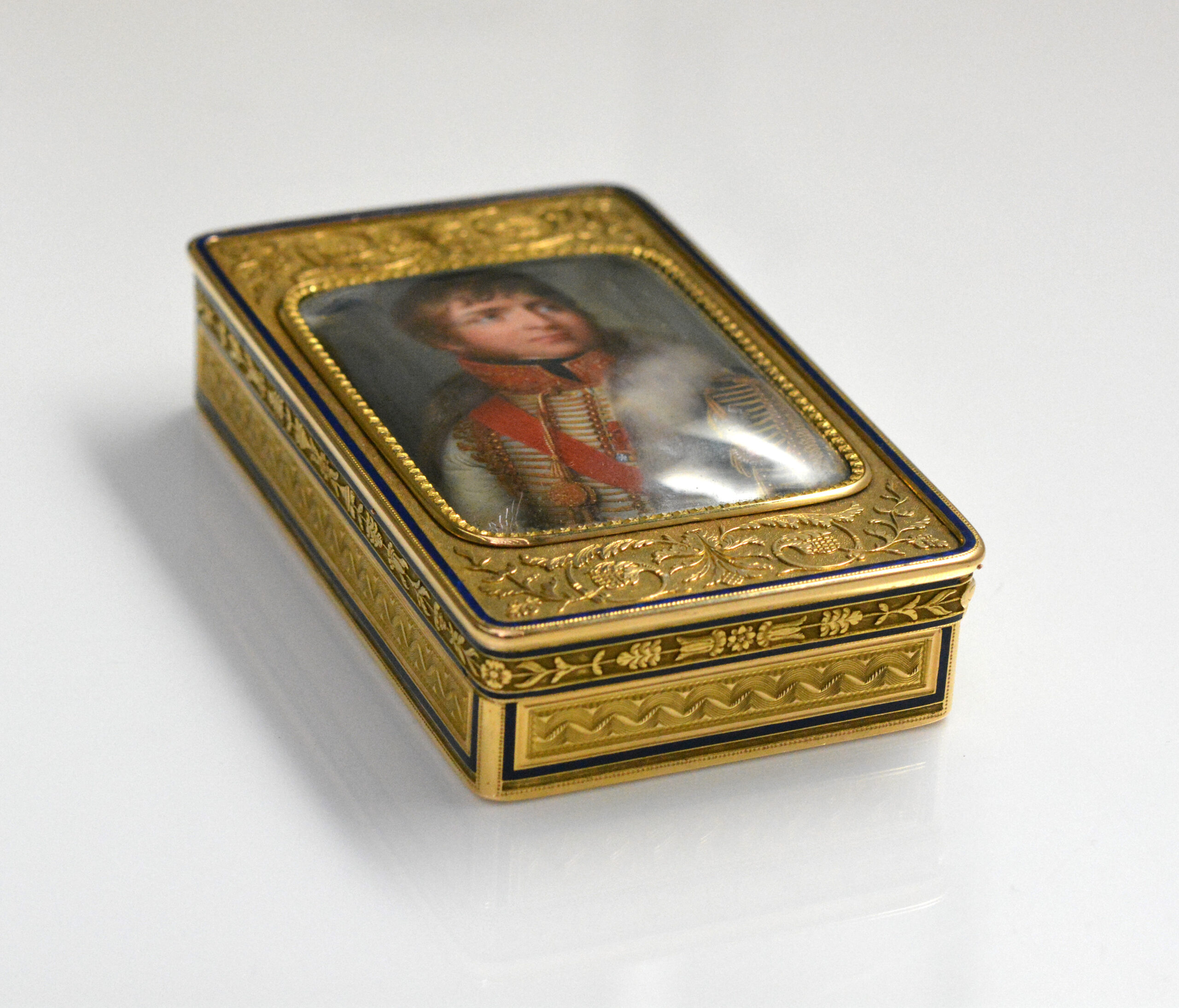 découvrez l'univers de la tabatière, un objet à la fois pratique et esthétique, essentiel pour les amateurs de tabac. explorez les différents styles, matériaux et designs qui font de chaque tabatière un accessoire unique. apprenez comment choisir la tabatière idéale pour vos besoins.