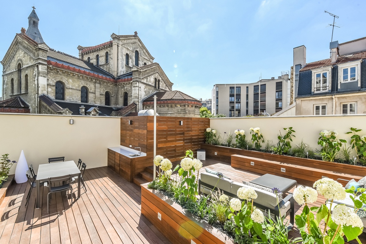 découvrez les plus belles terrasses de toit à paris, offrant une vue imprenable sur la ville lumière. profitez d'un cadre unique pour vos soirées, repas ou moments de détente en plein air, tout en savourant l'atmosphère parisienne.