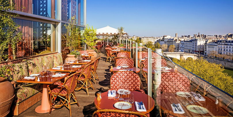 découvrez les plus belles terrasses sur les toits de paris, offrant une vue imprenable sur la ville lumière. idéales pour un moment de détente, un repas romantique ou une soirée entre amis, ces espaces uniques vous invitent à profiter de l'atmosphère parisienne tout en savourant des cocktails et des mets raffinés. explorez les meilleures adresses pour vivre une expérience inoubliable dans la capitale.