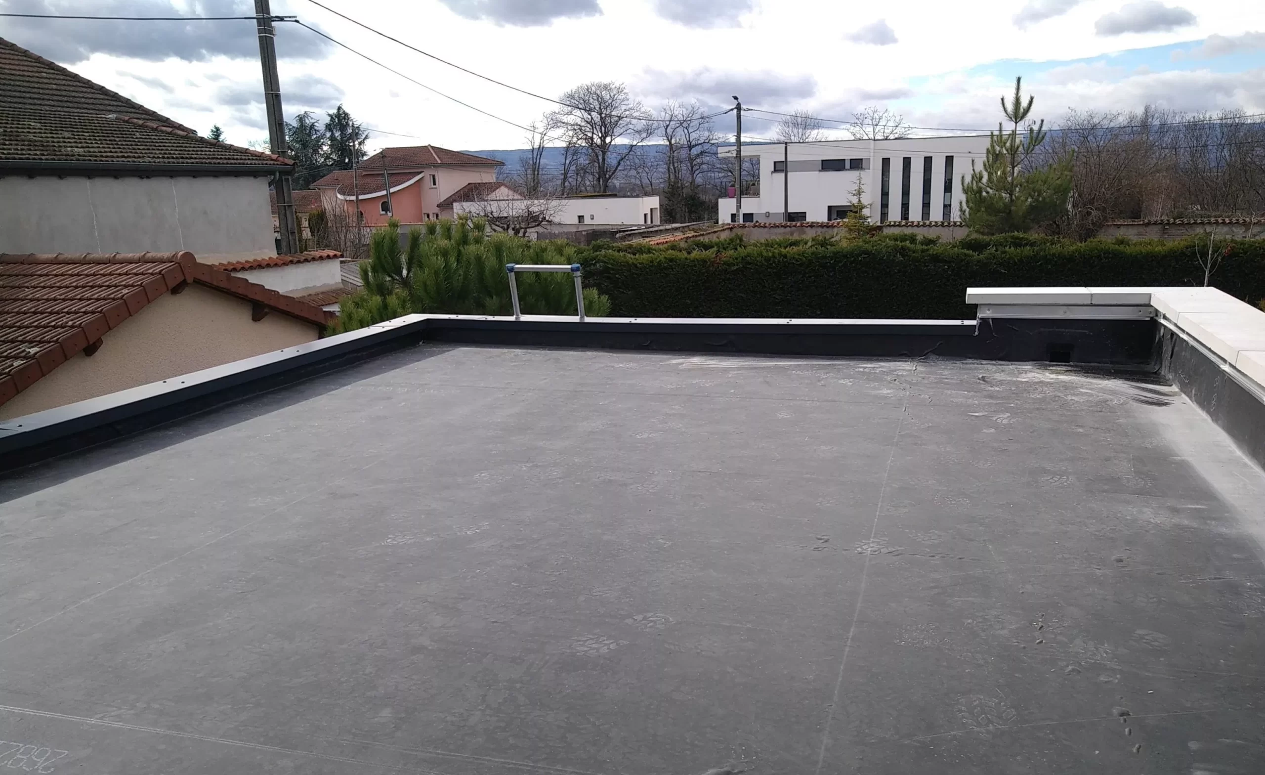 découvrez tout ce qu'il faut savoir sur le toit : types, matériaux, entretien et astuces pour garantir la protection et l'esthétique de votre maison. informez-vous sur les dernières tendances en matière de toiture et obtenez des conseils d'experts!