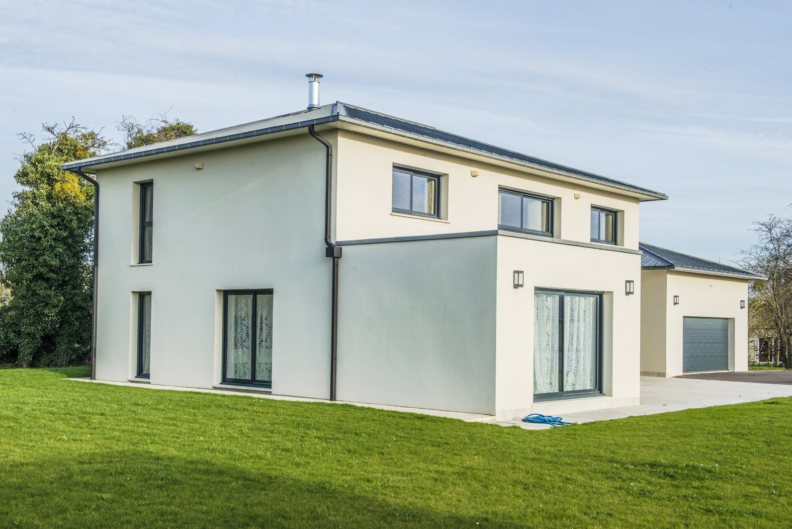 découvrez les avantages du toit 4 pans, une solution esthétique et fonctionnelle pour votre maison. ce type de toiture offre une excellente évacuation des eaux pluviales et un design élégant, tout en améliorant l'isolation thermique et acoustique de votre habitat. explorez les différentes options et idées de construction pour un toit 4 pans qui s'intègre parfaitement à votre style architectural.