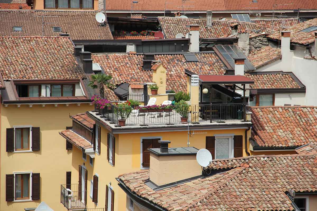découvrez tout ce qu'il faut savoir sur les toits : types, matériaux, coûts et conseils d'entretien pour assurer la durabilité et l'esthétique de votre habitation.
