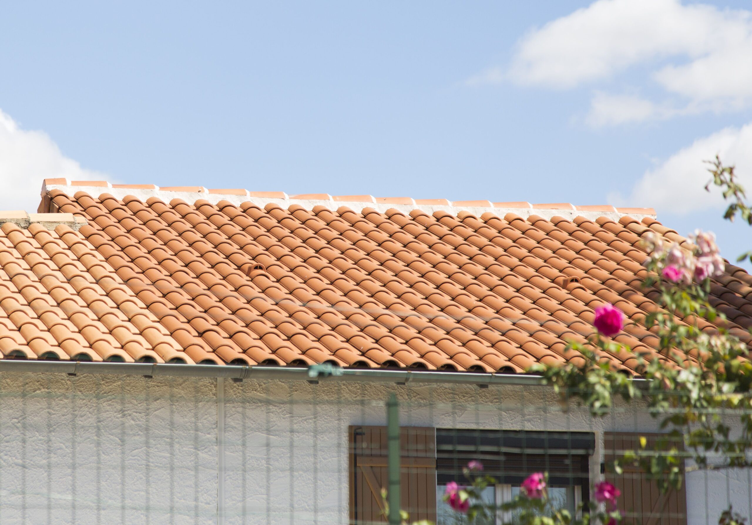 découvrez tout sur les différents types de toits, leurs matériaux, leur entretien et les techniques de construction. apprenez à choisir le toit idéal pour votre maison et à préserver son efficacité énergétique.