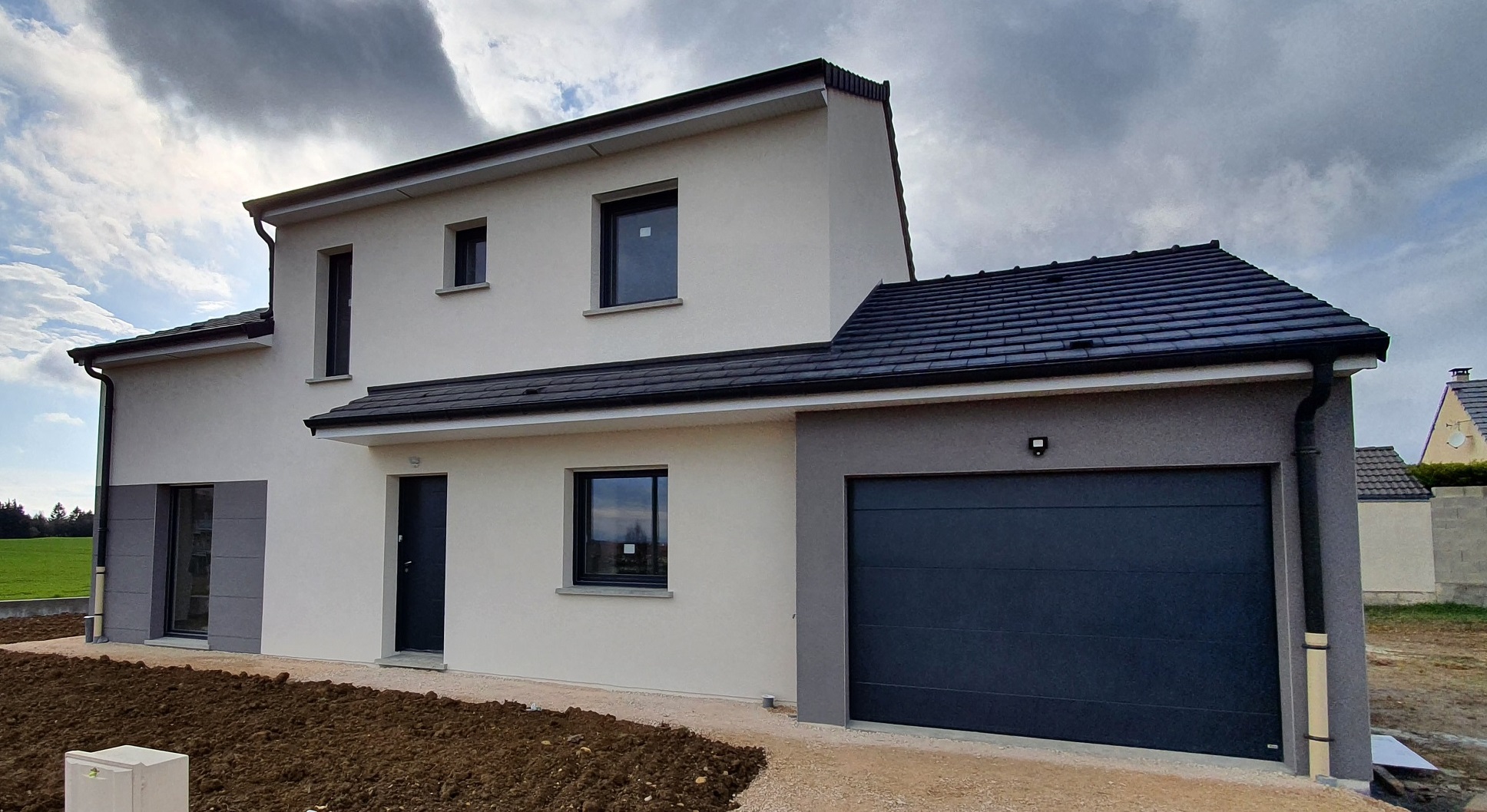 découvrez les avantages et caractéristiques d'un toit à deux pans. apprenez comment ce style traditionnel allie esthétique, robustesse et efficacité d'évacuation des eaux pluviales pour sublimer votre maison.