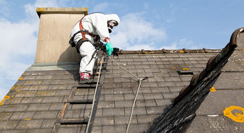 découvrez tout ce qu'il faut savoir sur les toits en amiante : leurs caractéristiques, les risques associés, les solutions d'élimination et les alternatives sécurisées pour un habitat sain et sécurisé.