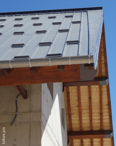 découvrez les avantages du toit en bac acier, une solution moderne et durable pour vos projets de construction. résistant aux intempéries et facile à installer, ce matériau offre une excellente protection tout en ajoutant une touche esthétique à votre bâtisse.