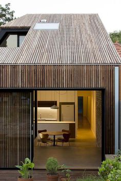 découvrez notre toit bar extérieur, un espace convivial et élégant pour apprécier des moments inoubliables entre amis ou en famille. profitez d'une ambiance unique tout en savourant des boissons rafraîchissantes sous le ciel étoilé.