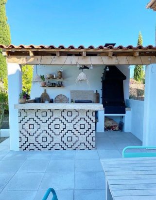 découvrez notre toit bar extérieur, un espace unique pour profiter du plein air tout en savourant vos boissons préférées. idéal pour les soirées entre amis ou les moments de détente, notre bar extérieur allie confort et style. transformez votre terrasse en un véritable lieu de convivialité et de plaisir.