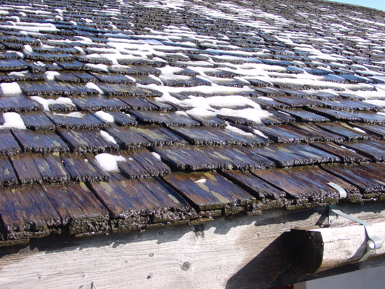 découvrez tout ce qu'il faut savoir sur le toit en bardeau : ses avantages, son installation, et les meilleurs conseils d'entretien pour garantir la durabilité et l'esthétique de votre toiture.