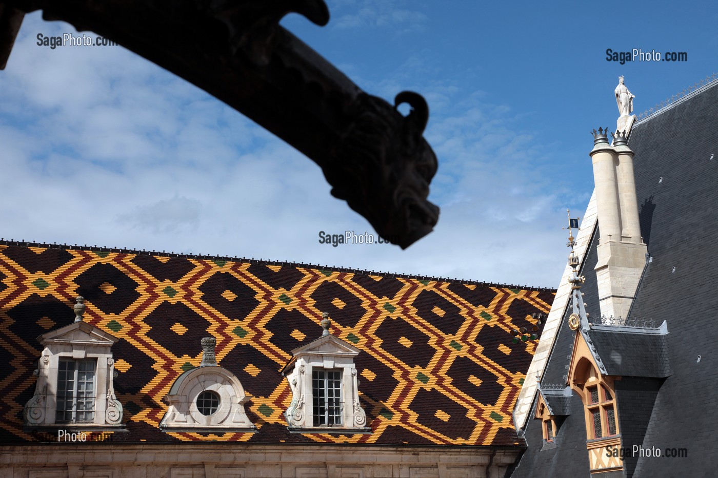 découvrez le charmant toit de beaune, une ville réputée pour son patrimoine viticole et architectural. profitez de balades pittoresques, de dégustations de vin dans des caves historiques et de l'ambiance authentique de cette destination incontournable en bourgogne.
