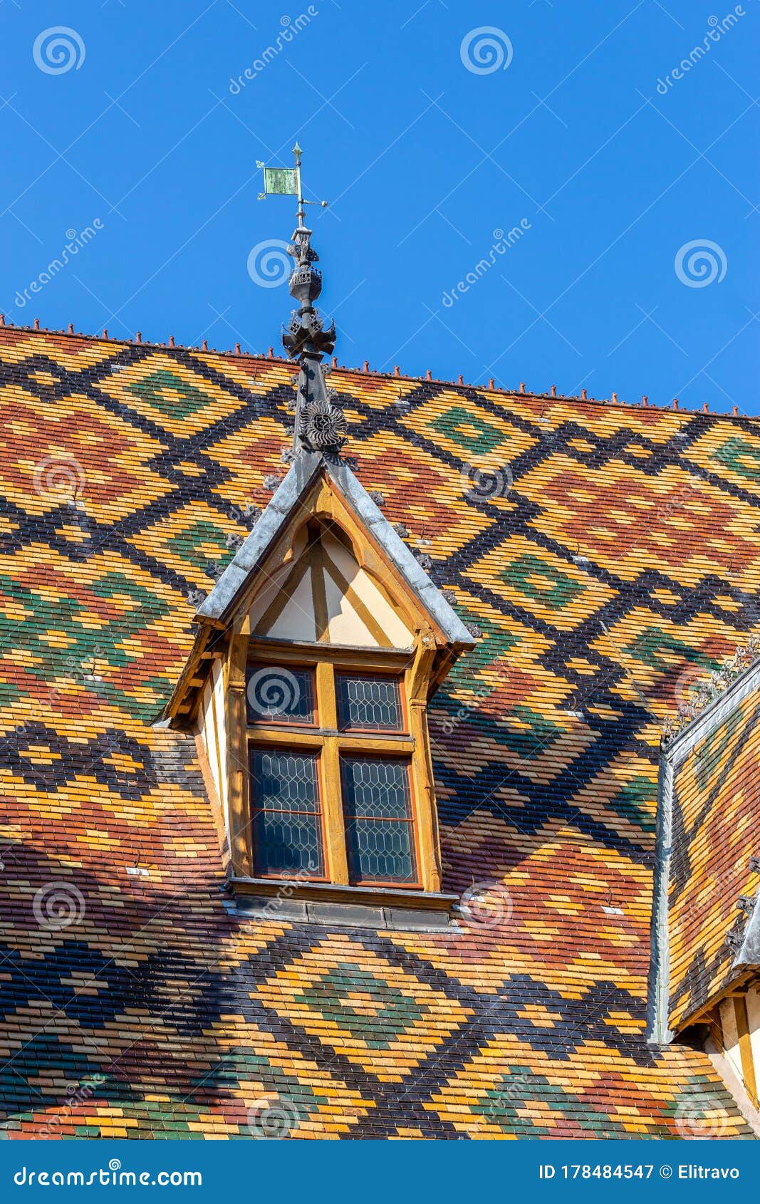 découvrez le toit de beaune, un élément emblématique de l'architecture de cette ville historique. explorez son charme, son patrimoine viticole et ses paysages pittoresques, tout en profitant de l'expérience unique qu'offre cette destination incontournable en côte-d'or.