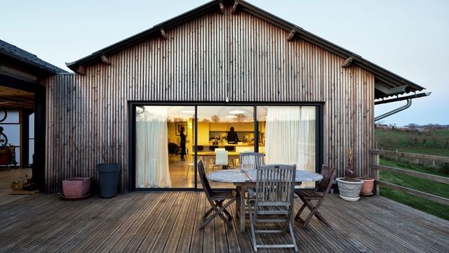 découvrez les avantages et le charme d'un toit en bois, un choix esthétique et durable pour votre maison. explorez les différents types de couvertures, les techniques d'installation et les conseils d'entretien pour optimiser la longévité de votre toiture en bois.