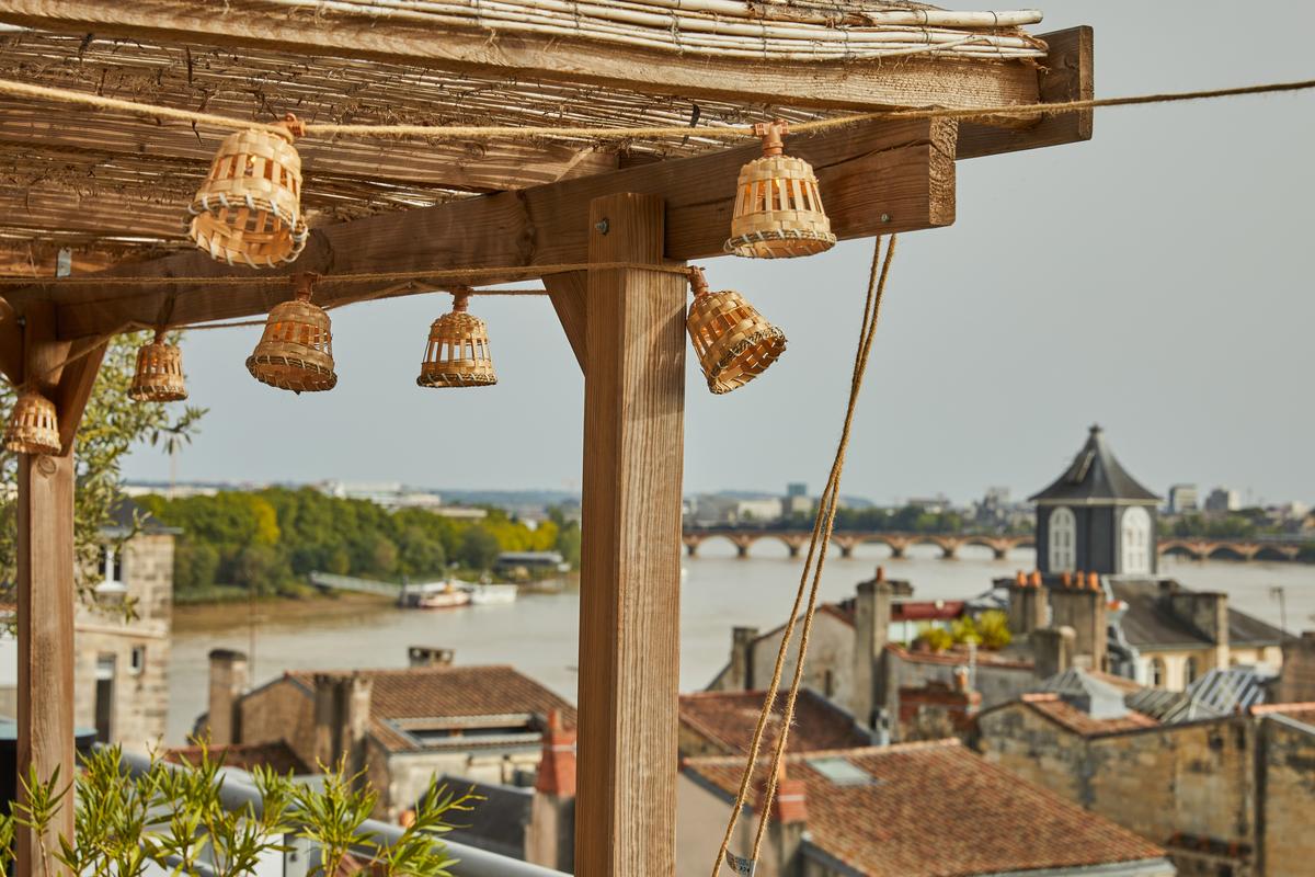 découvrez le charme du toit bordeaux, un élément architectural emblématique qui allie esthétisme et fonctionnalité. explorez les différentes nuances et styles pour sublimer votre espace tout en bénéficiant d'une isolation optimale.