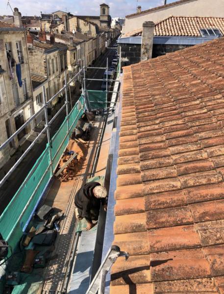 découvrez les toits emblématiques de bordeaux, un mélange d'architecture traditionnelle et de modernité. explorez le charme de cette ville au patrimoine riche et profitez d'une vue imprenable depuis ses toits pittoresques.