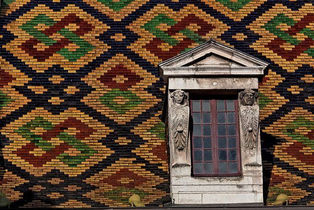 découvrez le toit bourguignon, une toiture emblématique alliant tradition et esthétique. explorez ses caractéristiques uniques, son histoire et son intégration parfaite dans le paysage architectural de la bourgogne.