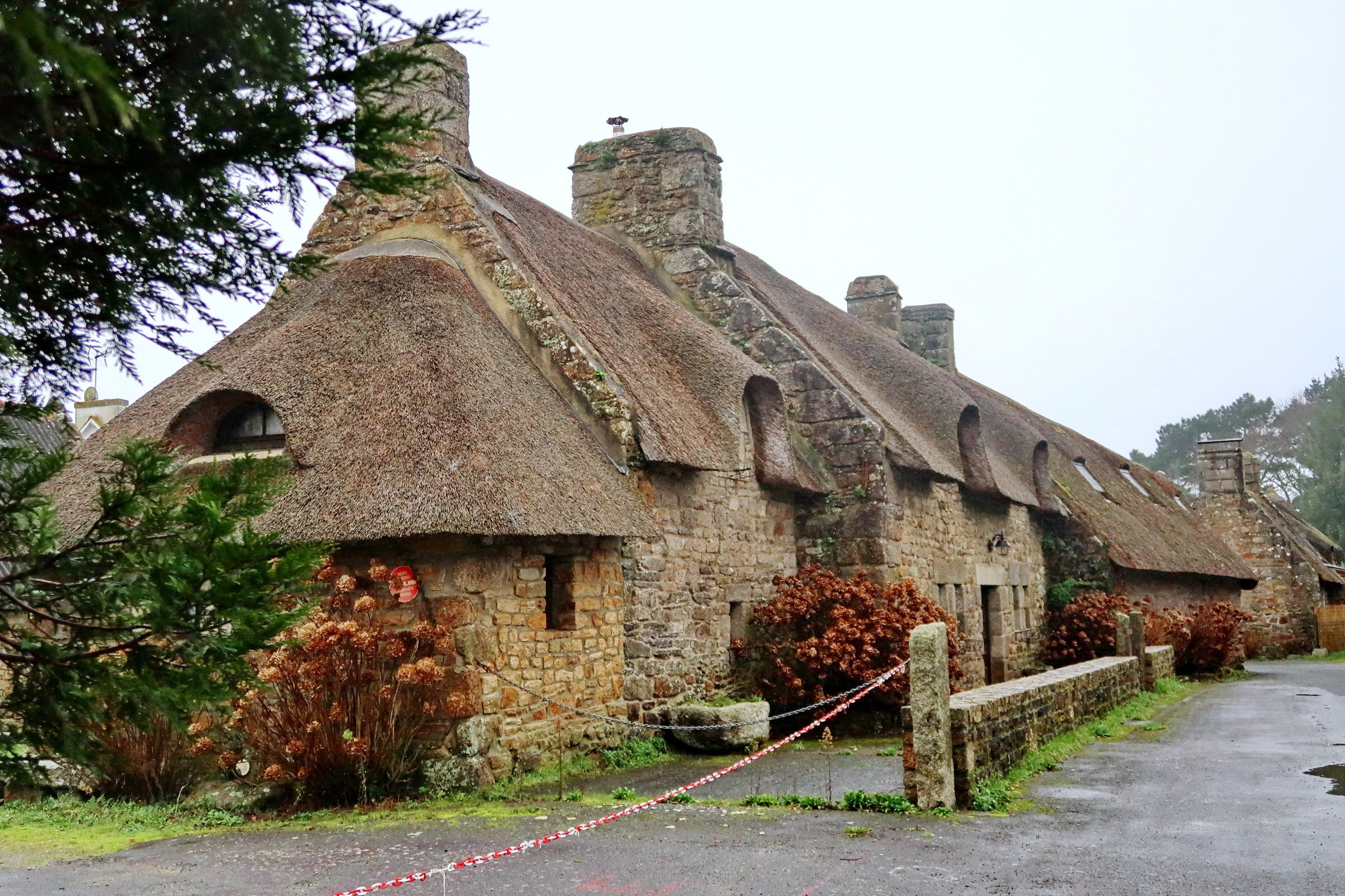 découvrez les meilleurs conseils et astuces pour le choix, l'entretien et la rénovation de votre toit en bretagne. profitez des spécificités locales pour garantir la longévité et l'efficacité énergétique de votre couverture.