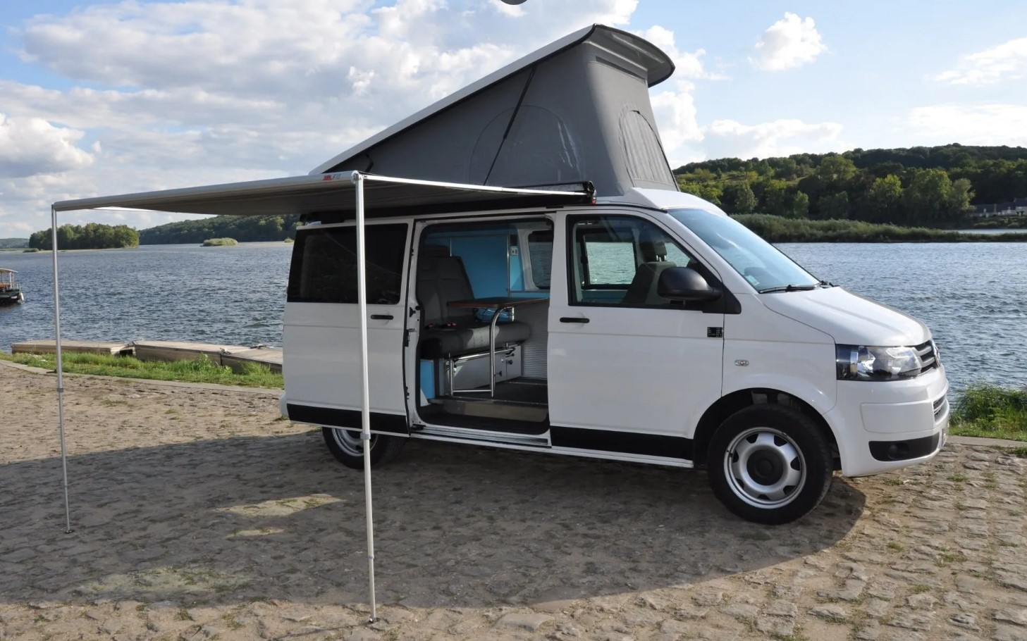 découvrez tout ce qu'il faut savoir sur le toit des camping-cars : matériaux, entretien et astuces pour en optimiser la durabilité et le confort lors de vos voyages. préparez-vous à explorer avec un toit fiable et résistant !