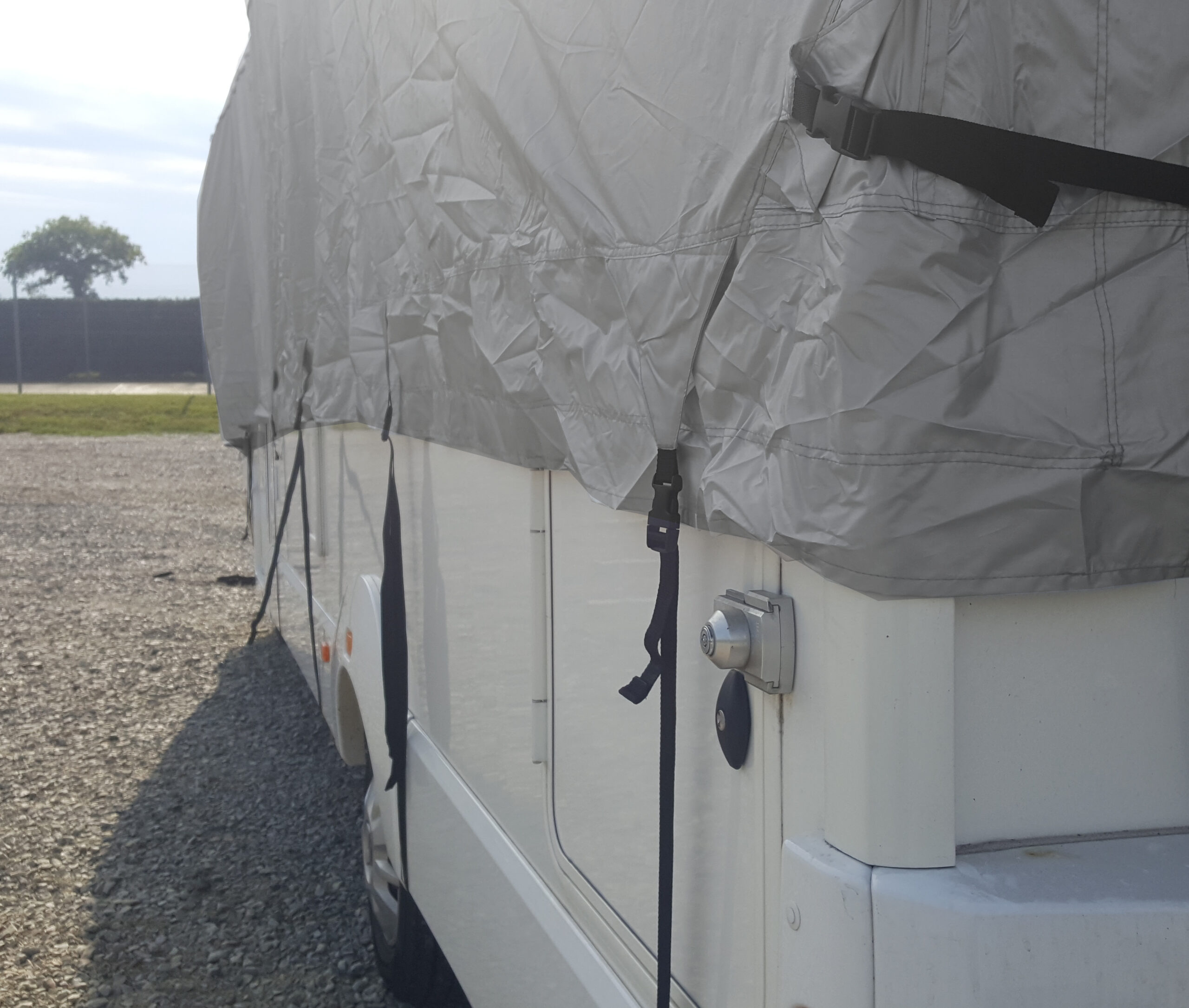 découvrez notre gamme de toits pour caravanes, alliant robustesse et esthétisme. protégez votre véhicule des intempéries tout en améliorant son apparence. parfait pour les passionnés de camping et les aventuriers sur la route.