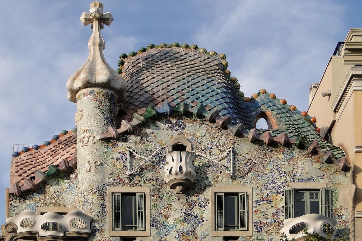 découvrez le toit emblématique de la casa milà, chef-d'œuvre architectural d'antoni gaudí à barcelone. admirez ses cheminées uniques et sa vue imprenable sur la ville, tout en apprenant sur l'innovation et la beauté de ce site classé au patrimoine mondial de l'unesco.