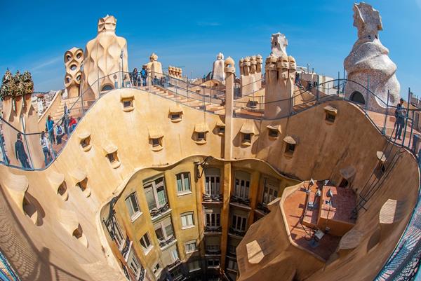 découvrez le toit emblématique de la casa milà, chef-d'œuvre de l'architecture moderniste de gaudí, où créativité et harmonie se rencontrent. admirez ses cheminées sculpturales et profitez d'une vue imprenable sur barcelone.
