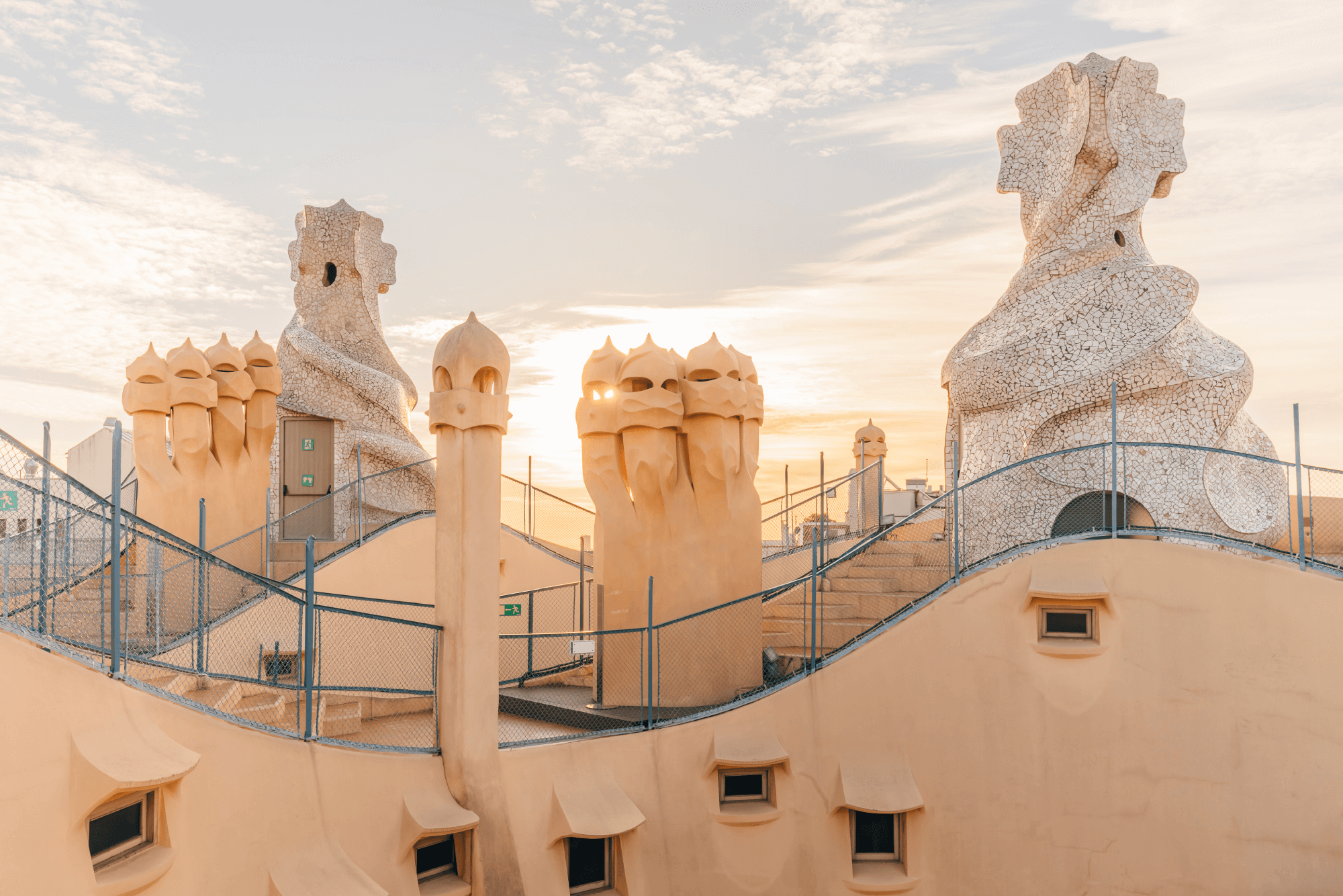 découvrez le toit emblématique de la casa milà, un chef-d'œuvre de l'architecte antoni gaudí. admirez ses cheminées uniques et profitez d'une vue imprenable sur barcelone depuis cet espace architectural fascinant.