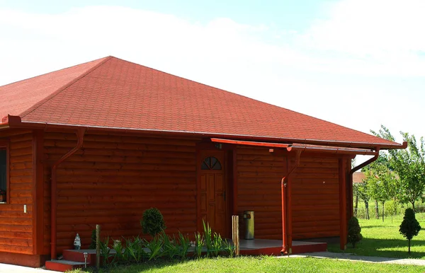 découvrez tout ce qu'il faut savoir sur le toit croupe : ses caractéristiques, ses avantages, et comment il peut embellir et protéger votre maison. explorez les différents styles et matériaux pour un aménagement optimal.