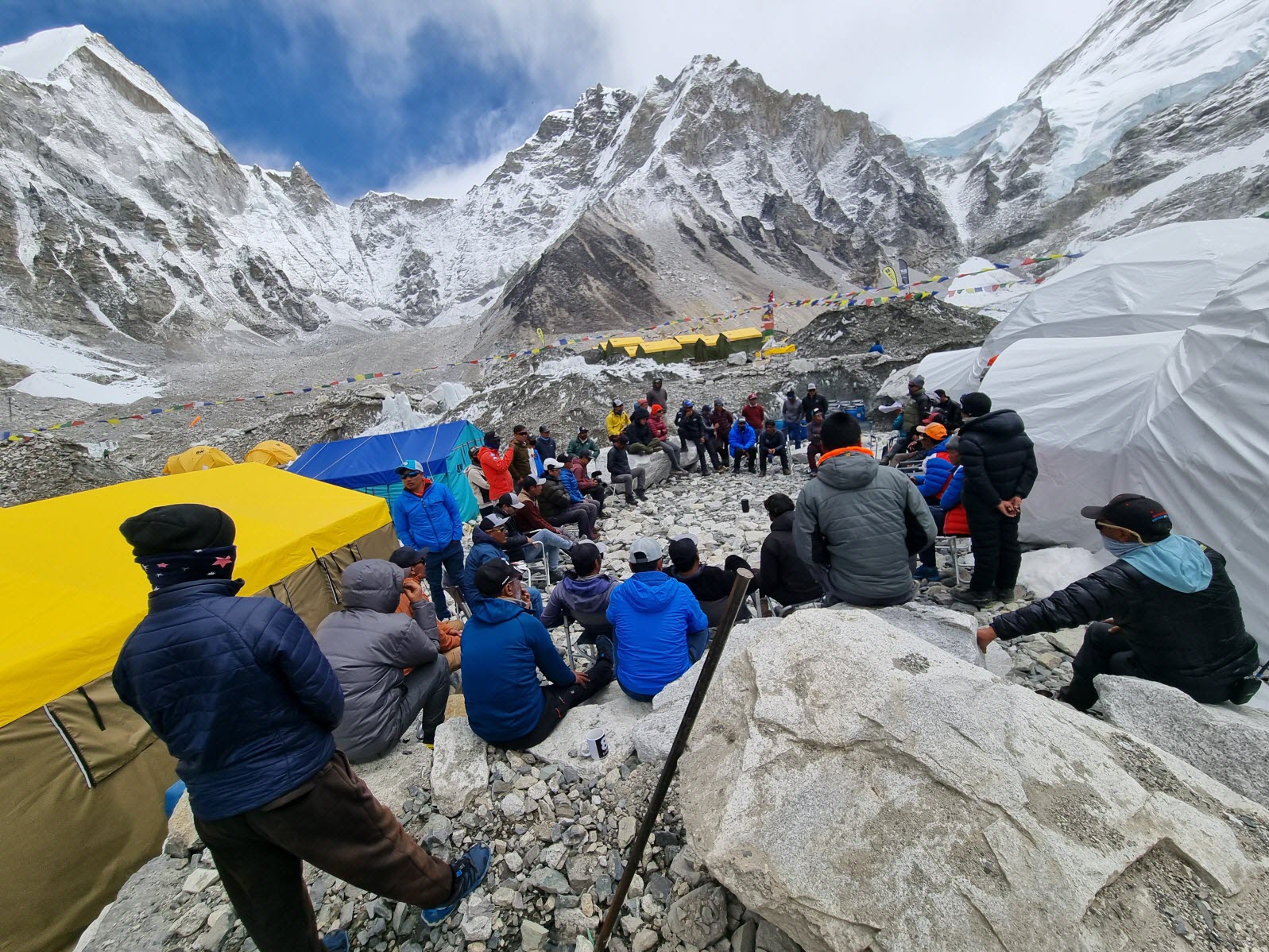 découvrez le 'toit du monde', un voyage captivant au cœur des plus hautes montagnes et des paysages majestueux. explorez la culture, la faune et la flore uniques de ces régions d'exception qui fascinent les aventuriers et les rêveurs. préparez-vous à vivre une expérience inoubliable entre ciel et terre.